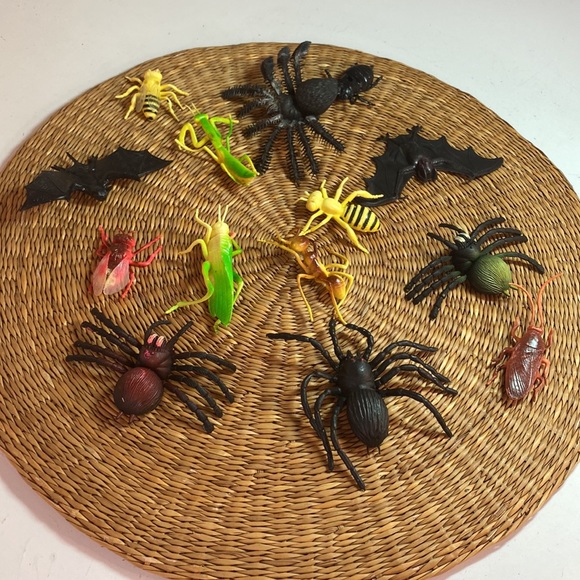 Halloween Lot of Creepy Crawlies Decorative Insects - Picture 5 of 5
